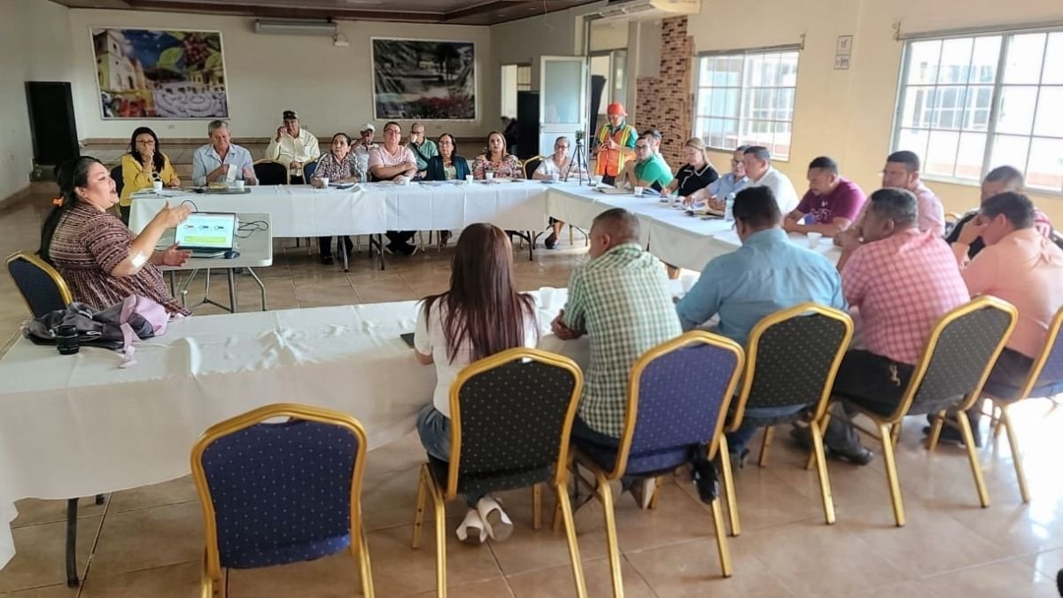 Reunión de comisiones municipales para revisar informe de gestión