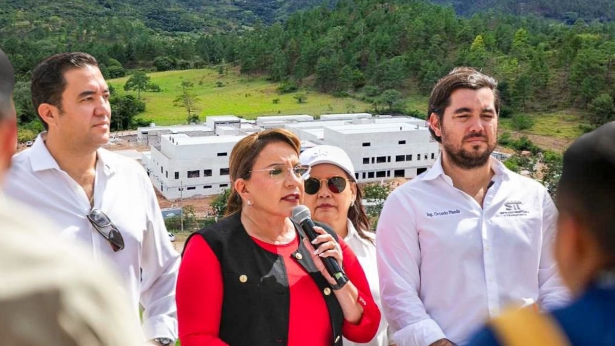 Presidenta Xiomara Castro supervisa obras del Hospital Básico de Salamá