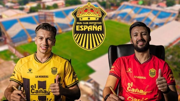 Roberto López y Gonzalo Ritacco posan con la camiseta del Real España