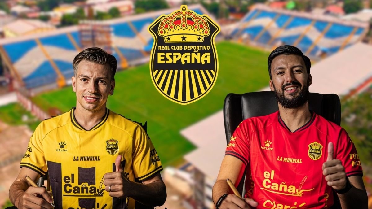 Roberto López y Gonzalo Ritacco posan con la camiseta del Real España