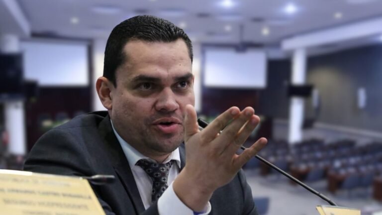 Tomás Zambrano durante pronunciamiento sobre presuntas irregularidades en el Congreso Nacional