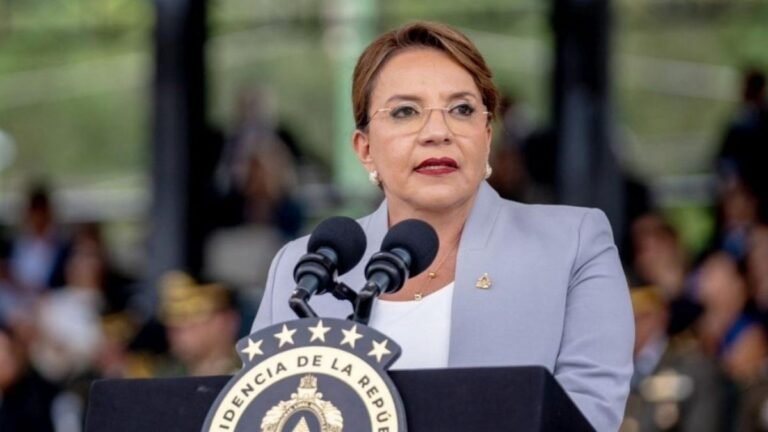 Xiomara Castro durante acto oficial ordenando transición de gobierno
